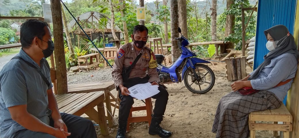 Sambangi Pedagang Kaki Lima Bhabinkamtibmas sampaikan Undangan BTPKLW